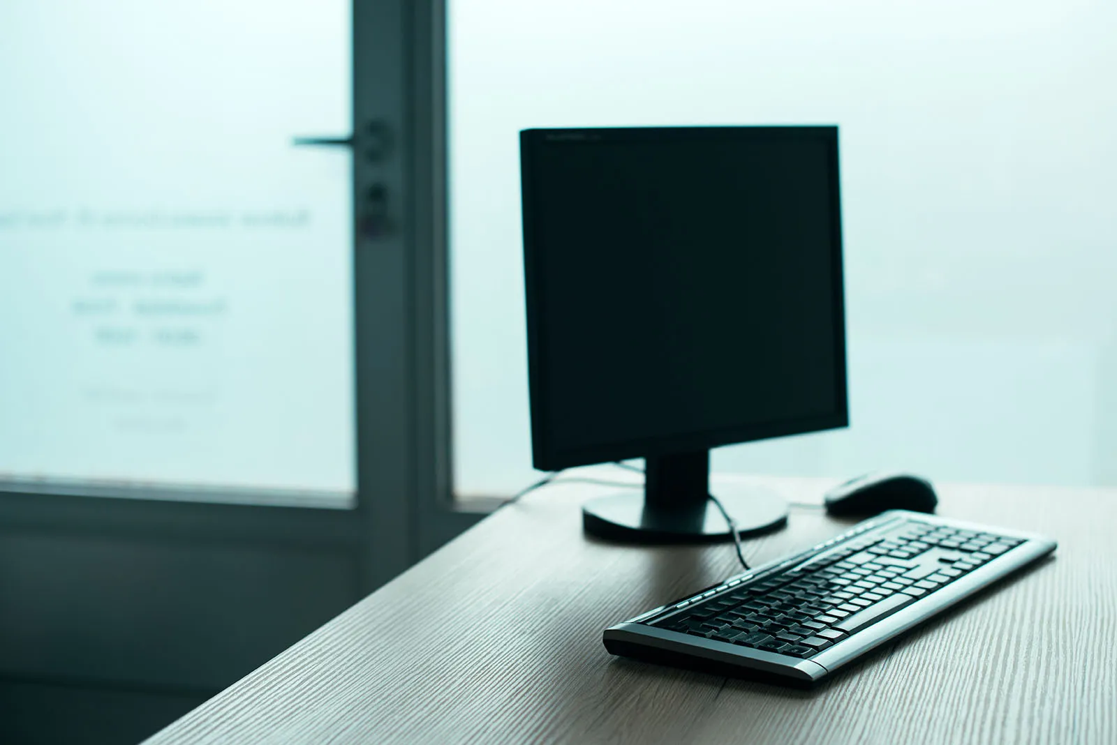 desktop-pc-computer-in-empty-office